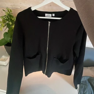 Kofta - Säljer denna helt nya kofta ifrån Kappahl med sina detaljer som fickorna där fram!💞 Perfekt nu tills i sommar!