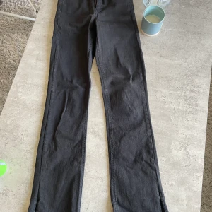 Jeans - Molly jeans från Gina Tricot som är högmidjade, utsvängda nertill och med slits! Dom är använda ungefär 5 gånger och har inga skador alls!❤️dom är i storlek S