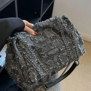 Väska  - Väska som ej används och passar till allt och i en super bra storlek🙏🏼❤️