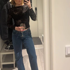 Blåa oversized jeans - Blåa jeans från NA-KD, low waisted, storlek 42, inte använda särskilt många gånger och har inga defekter. 