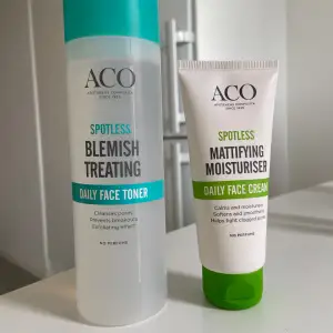 Säljer dessa två tillsammans då de är i samma serie (spotless). Blemish treating daily face toner 200 ml använd några få gånger. Mattifying moisturiser daily face cream 60 ml använd en gång. 