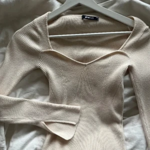 Gina topp - Köpt här på Plick men för liten för mig så säljer den! Den är i nyskick!