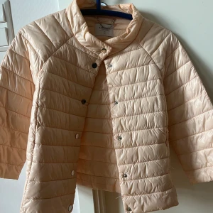 Vårjacka  - Säljer denna snygga trekvartsärmade vårjacka som inte kommer till användning längre. Det är storlek 36, men skulle säga att den även passar en 34 och 38. 💘Pris kan diskuteras. 