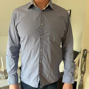 (Säljer åt någon annan) Säljer denna ljusblåa skjortan från Bläck som är köpt på MQ i storlek M då den inte kommer till användning, köptes för 599 men säjer den för 200kr! 