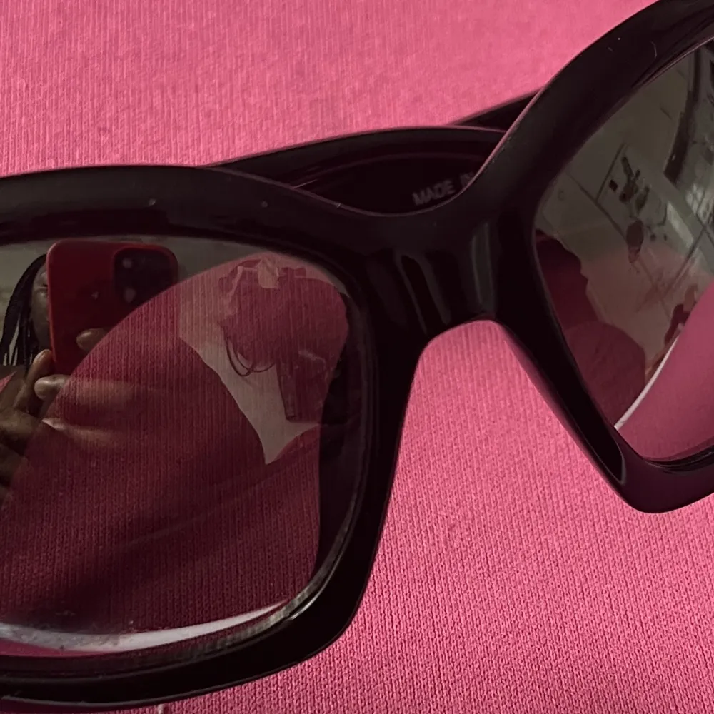 Solglasögon från ASOS i futuristisk Y2K stil med spegelglas. Helt nya och oanvända.. Övrigt.