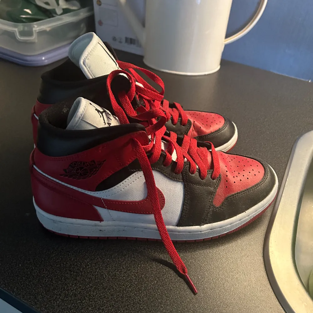 säljer nu mina jordans. använda fåtal gånger. köpta på zalando. tryck inte på köp nu utan att kontakta mig först :). Skor.