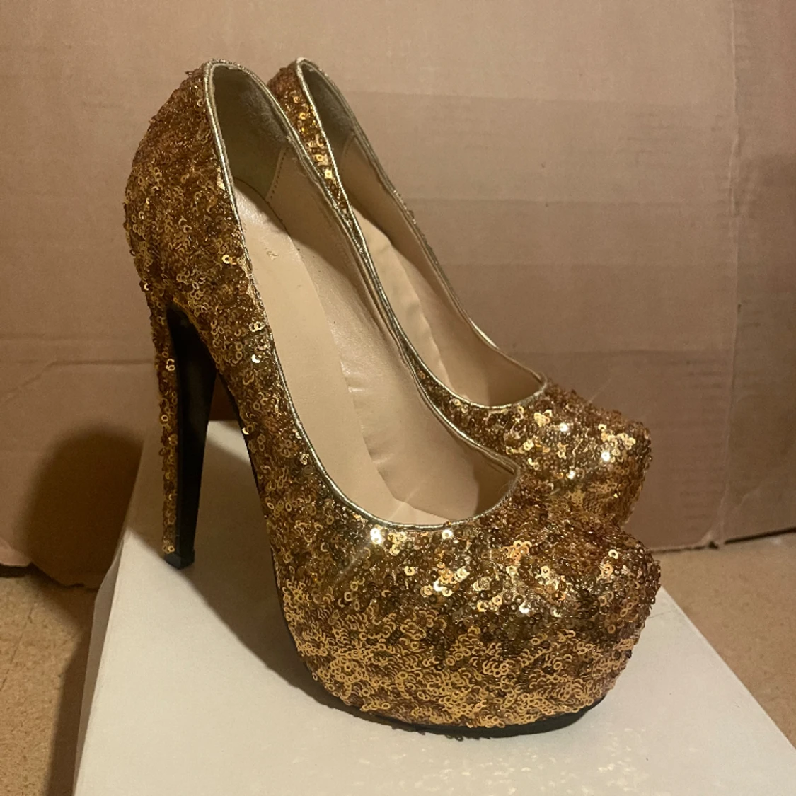 Guld glittriga klackskor - 90