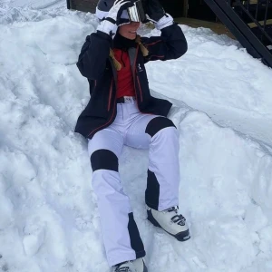 Skidbyxor och skidjacka  - Säljer de vita skidbyxorna samt vita skidkackan som hör till på andra bilden.  Jackan är använd någon enstaka gång och är som ny, byxorna är däremot använda mycket och är slitna, skickar bilder vid frågan. Pris kan diskuteras 😊