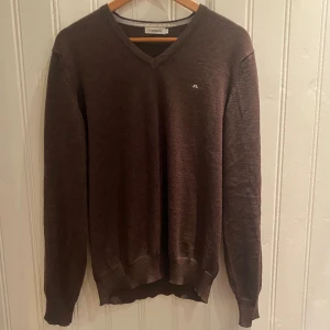 J.Lindeberg tröja - En tröja i 100% merinoull ifrån märket J.Lindberg i storlek L, tröjan är i mycket bra skick utan några större defekter, skick: 9/10, nypris: 1199kr, mitt pris: 349.