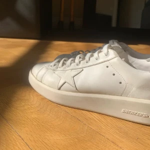 Golden Goose skor - Golden goose sneakers köpta på plick, ganska bra skick( använda fåtal gånger). De flesta golddn goose skor liggwr mellan 3-6 tusen i nypris. 