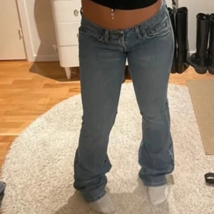 Lågmidjade jeans  - Säljer vidare dessa lågmidjade jeans då de ej passade mig. Innerbenslängd: 84 midjemått: 40 