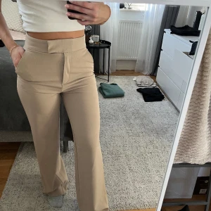 Beige kostymbyxor  - Säljer mina kostymbyxor från H&M i storlek 36!