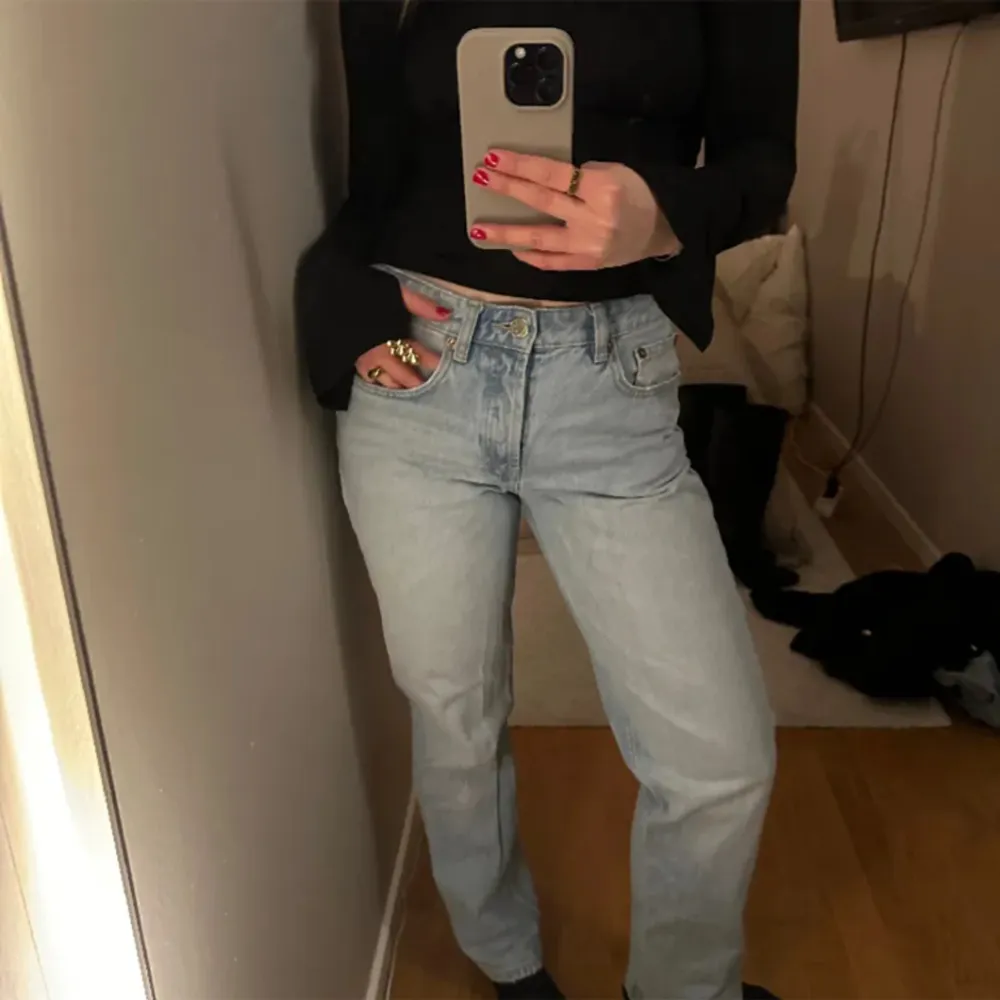Säljer mina zara mid Rise jeans då dom är för små för mig, endast använda 1 gång så är som nya! Snyggaste färgen till våren och helt slutsålda så väldigt eftertraktade! Bara att höra av sig vid funderingar!💗. Jeans & Byxor.