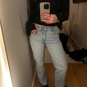 Nya zara mid Rise jeans💗 - Säljer mina zara mid Rise jeans då dom är för små för mig, endast använda 1 gång så är som nya! Snyggaste färgen till våren och helt slutsålda så väldigt eftertraktade! Bara att höra av sig vid funderingar!💗