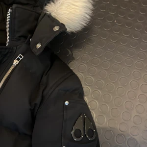 Jacka  - Säljer min moose knuckel jacka för den börjar bli liten. Den jag lite skador på märket och lite små skador på andra ställen eftersom den har varit med många år. Storlek s