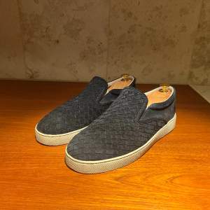 Sjukt rare Bottega veneta slipons i eftertraktad färg. Skick 9/10. Sista skon av dessa gjordes 2017 och går därför inte att köpa😎✅