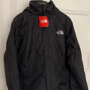 North face windbreaker jacka - Aldrig använd, kom med bud så gör vi en snabb affär, tar första bästa. Har en till som är M//pb