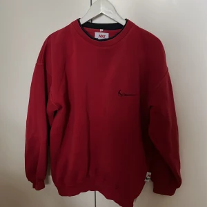 Vintage tröja från Nike  - Röd collegetröja från Nike! 