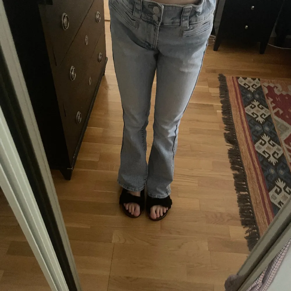 Hej! Säljer mina jeans från hm ,  Jag la upp en annons på dem tidigare men det var inte så bra bilder så ja 🙌 . Jeans & Byxor.