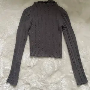 Jättefin långärmad topp/tröja  i en mörkbrun/grå färg ifrån Gina tricot. Använd ett fåtal gånger🥰