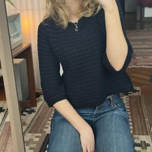 Trekvartsärmad stickad - Så himla fin trekvartsärmad stickad tröja i svart och marinblå från Vero Moda!! Så snygg passform
