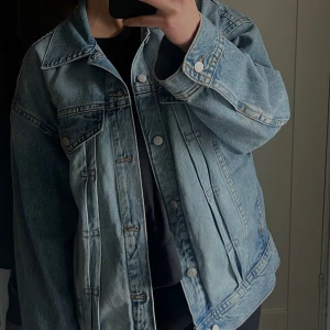 Jeansjacka  - En oversized jeansjacka från weekday! Aldrig använd. 