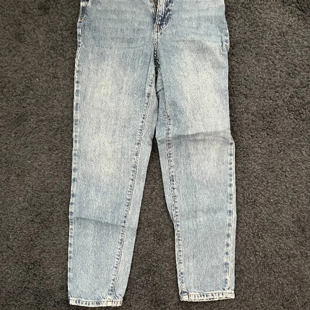 Mom-jeans från Gina Tricot i fint skick!. Jeans & Byxor.