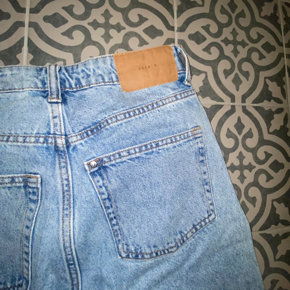 Ljusblå jeans. Loosefit, high waist. Mjukt och skönt tyg. Knappt använda då storleken var för liten. . Jeans & Byxor.