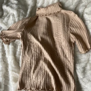 T-shirt med polo  - Tröja från na-kd, knappt använd, köpte på outlet. Skriv för mer bilder💓