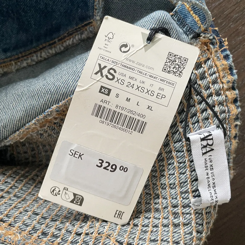 Oanvänd jeans topp från Zara Storlek XS Nypris: 329kr. Toppar.