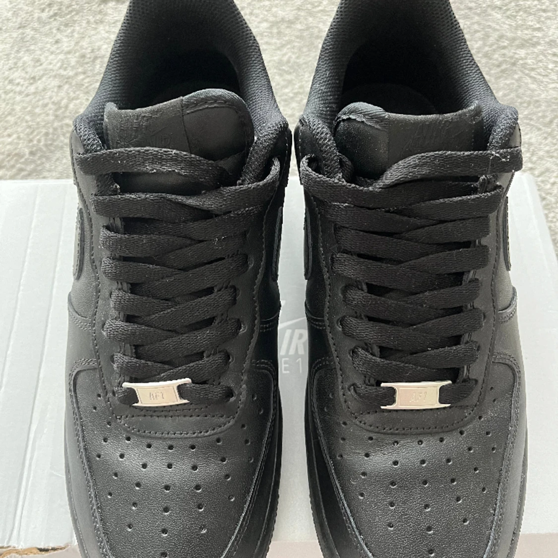 NIKE AIR FORCE 1 BLACK - 90