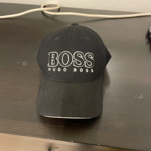 Hugo boss keps - Keps i väldigt fint skick nästan som ny då den sällan är använd