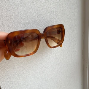 Chimi 4th havana glasögon  - Solglasögon från Chimi eyewear. Modell 4th havana. Aldrig använda! Galet snygga, passar till allt! Skriv för info/bilder. Pris kan diskuteras. Kan mötas upp!🧡