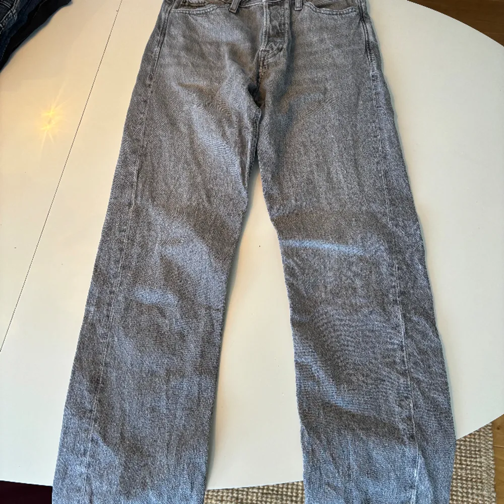 Knappt använda jack & jones jeans i model Loose/Chris i storlek 28 30. Ej slitna nästintill nya. Två knappt synliga hål vänster bakficka.. Jeans & Byxor.