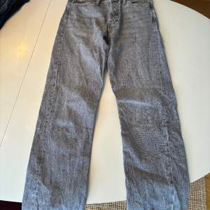 Knappt använda jack & jones jeans i model Loose/Chris i storlek 28 30. Ej slitna nästintill nya. Två knappt synliga hål vänster bakficka.