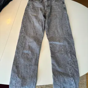 Knappt använda jack & jones jeans i model Loose/Chris i storlek 28 30. Ej slitna nästintill nya. Två knappt synliga hål vänster bakficka.