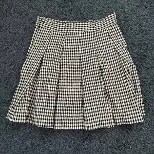 Fin kjol i fint skick från Pull&Bear! Använd några få gånger.