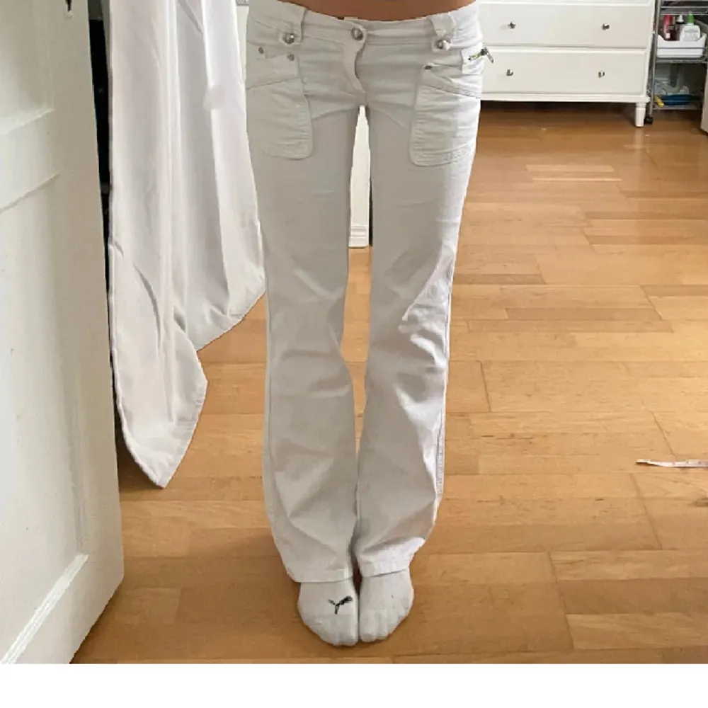 Passar någon mellan 164-170cm lång men kan sys ner om för långa. Jeans & Byxor.