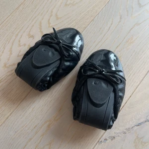 Ballerina - Så fina och söta ballerina skor. De är tyvärr lite för små för mig så kommer inte till användning. Skulle säga att de är mer som en 38 - 38 1/2 i strl. 🌸🖤