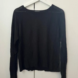 Stickad tröja - Tunnstickat tröja från Zara i bra skick! Använts några få gånger bara.