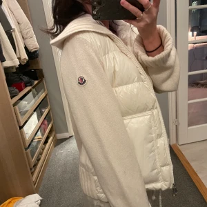 Moncler cardigan - Strl M, sitter fint på även fast jag är en strl xs. Köpt för 8500 på moncler i Stockholm.