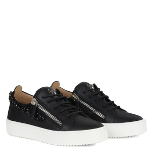 Giuseppe Zanotti skor - Sneakers från det lyxiga märket Giuseppe Zanotti. Köpt från Farfetch. Låda samt dustbag medföljer. Italiensk storlek 38. Skulle säga att de känns som 37. Sparsamt använda i fint skick. 