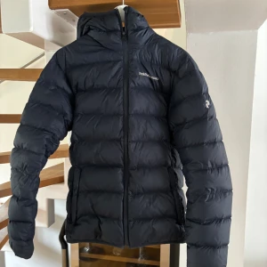 Peak performance jacka - Säljer nu denna dunjacka då jag har en ny. Jackan är använd under två års tid men är i väldigt fint och är i storlek M. Den har inga skador förutom att dragkedjan är lite seg ibland men det är inget problem. Nypris är cirka 2300 kr.