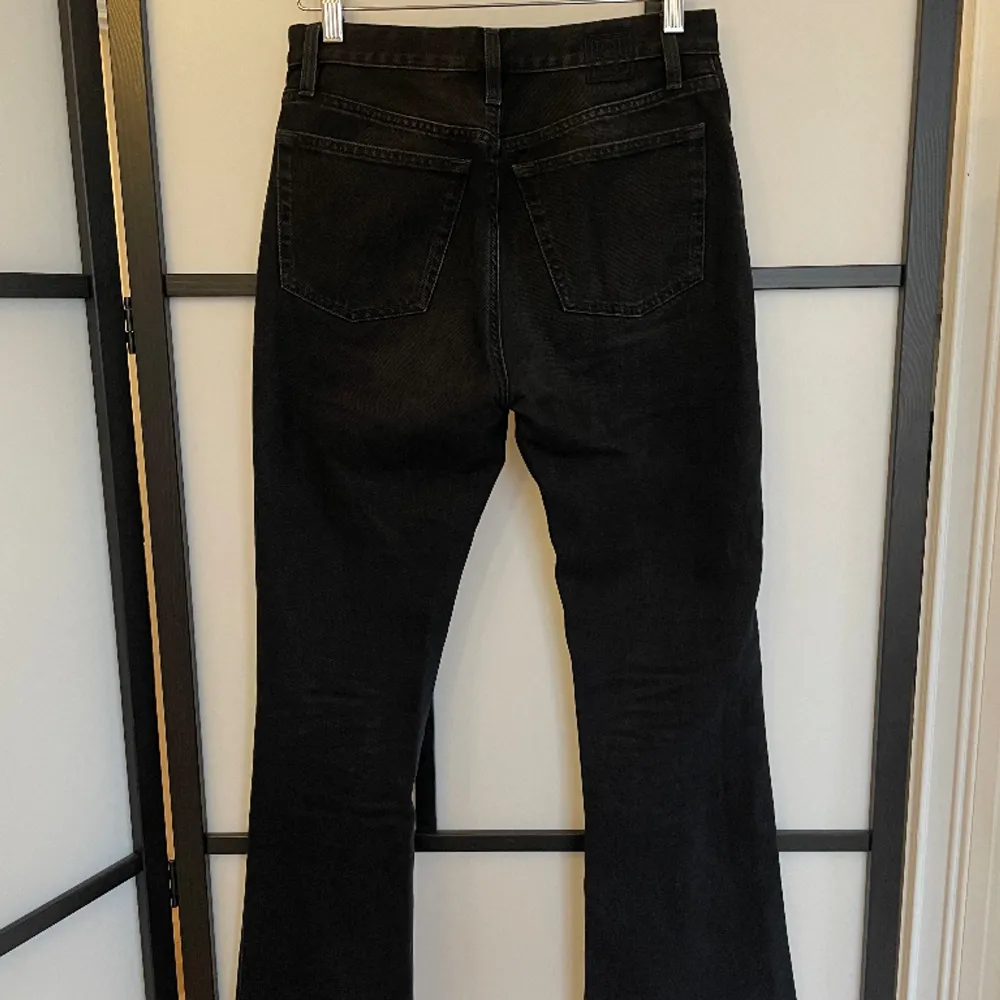 Cropped kick denim faded black från TOTEME! Storlek: 26/34 Nypris: 2200 kr. . Jeans & Byxor.