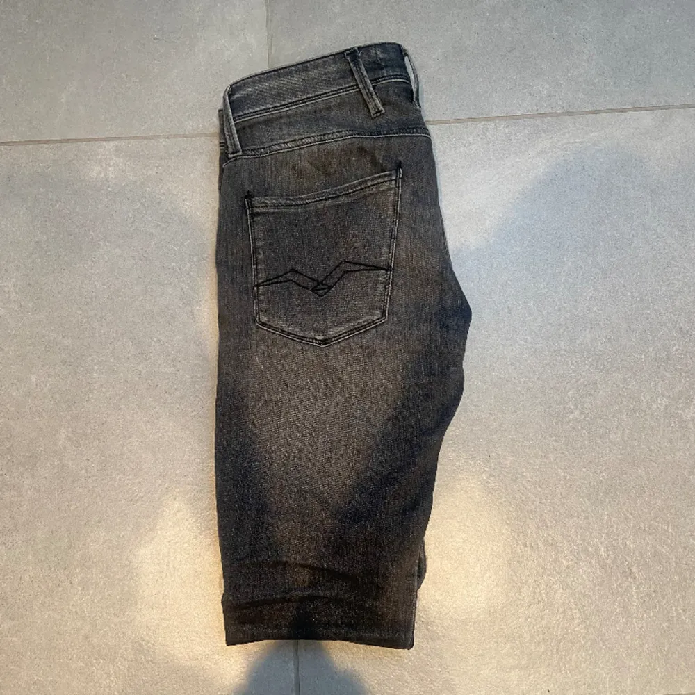 Säljer nu ett par riktigt feta replay jeans. Jeansen är i modellen anabass och är i perfekt skick. Inköpta för 1499 men vi lägger vårt pris på endast 499. Skriv vid minsta, priset kan dock diskuteras.. Jeans & Byxor.