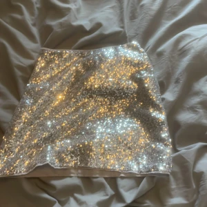 Kjol - Nu säljer jag denna kjolen från HM som har användits en gång. Den är perfekt för diskokvällar och är en väldigt fin kjol.💞