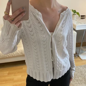 Kofta - Jättefin kofta köpt secondhand! Påminner mycket om rorys tröja! Stl l men sitter som en m. Frakt tillkommer🌷