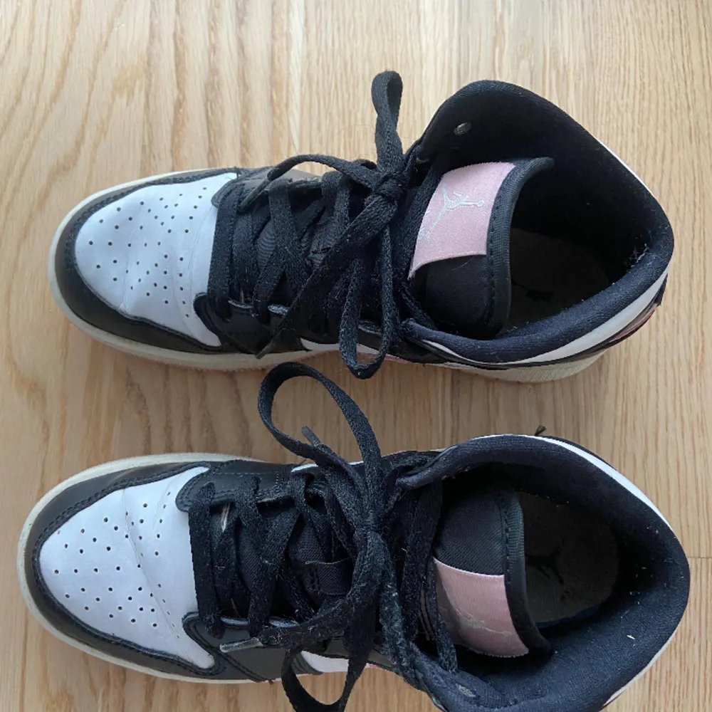 Rosa och svarta Air Jordans i storlek 36, passar mig som vanligtvis har 36🥰 Säljer då dom inte kommer till användning! . Skor.
