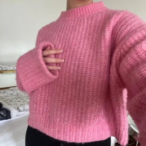 Stickad tröja  - Rosa strimlad tröja från zara i strl M <3