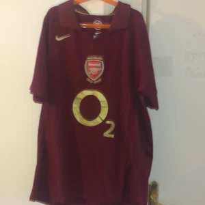 Fotbollströja arsenal 2006 hemma - Säljer arsenals hemmatröja från sista året på Highbury väldigt svår att få tag i och säljer för en liten peng S men passar M aldrig använd